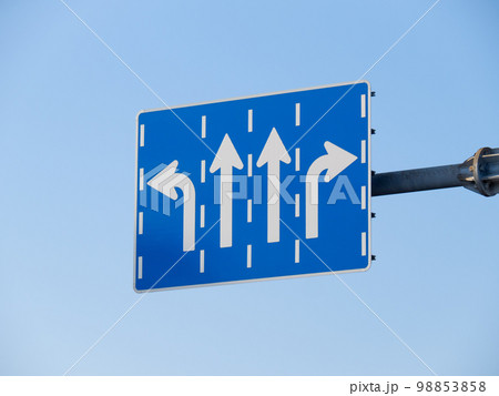道路標識(規制標識)「進行方向別通行区分」。 98853858