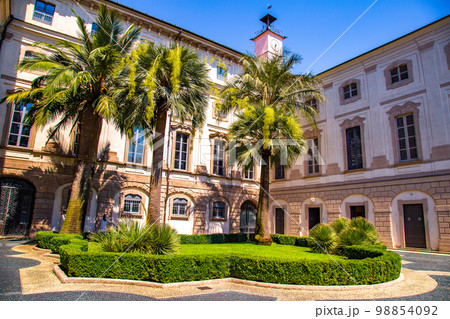 Palazzo Borromeo, Palace exterior view in Isola Bella, Isole Borromee archipelago, Lake Maggiore Palazzo Borromeo, Palace exterior view in Isola Bella, Isole Borromee archipelago, Lake Maggiore 98854092