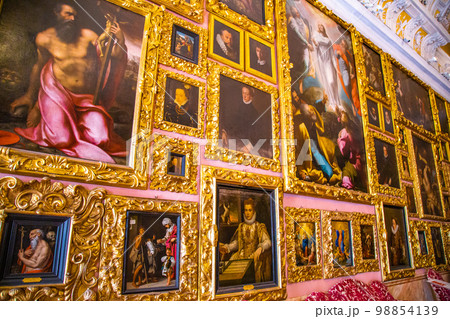Palazzo Borromeo, Palace Interior view in Isola Bella, Isole Borromee archipelago, Lake Maggiore Palazzo Borromeo, Palace Interior view in Isola Bella, Isole Borromee archipelago, Lake Maggiore 98854139
