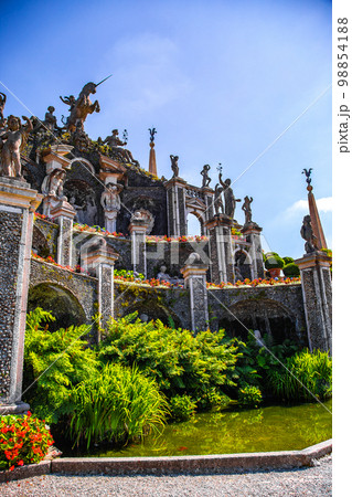 Italian style baroque Garden on Isola Bella, in isole borromee islands in lake Maggiore, Italy 98854188