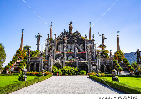 Italian style baroque Garden on Isola Bella, in isole borromee islands in lake Maggiore, Italy 98854193