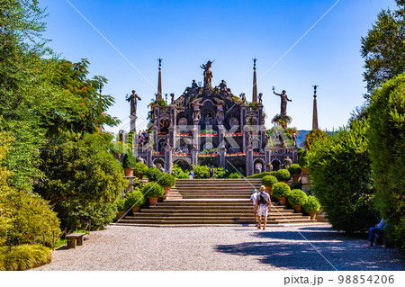 Italian style baroque Garden on Isola Bella, in isole borromee islands in lake Maggiore, Italy 98854206