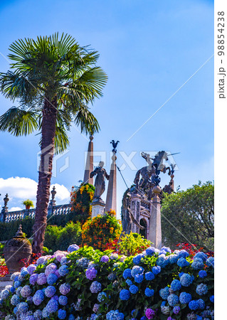 Italian style baroque Garden on Isola Bella, in isole borromee islands in lake Maggiore, Italy Italian style baroque Garden on Isola Bella, in isole borromee islands in lake Maggiore, Italy 98854238