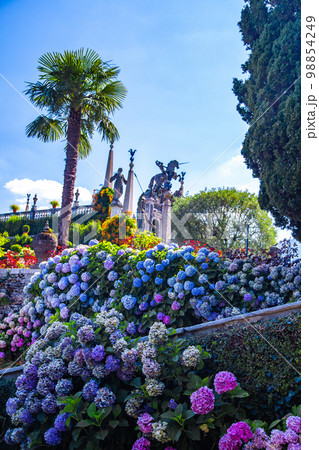 Italian style baroque Garden on Isola Bella, in isole borromee islands in lake Maggiore, Italy 98854249