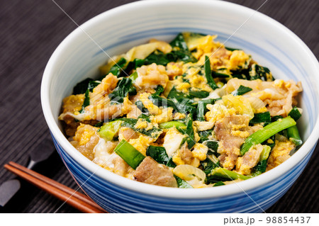 豚ニラ玉丼 豚ニラ玉丼 98854437
