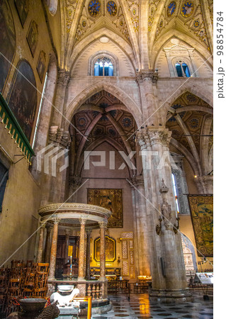 Duomo di Como Cathedral or Cattedrale di Santa Maria Assunta in Como lake, Italy Duomo di Como Cathedral or Cattedrale di Santa Maria Assunta in Como lake, Italy 98854784
