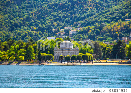 Street and lake views of Como city at the southern tip of Lake Como in northern Italy 98854935
