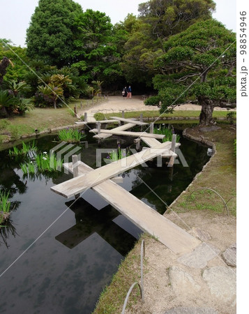 5月の岡山後楽園八橋 縦位置 5月の岡山後楽園八橋 縦位置 98854946