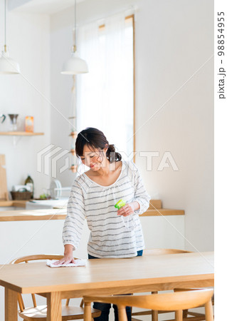拭き掃除をする若い女性 拭き掃除をする若い女性 98854955