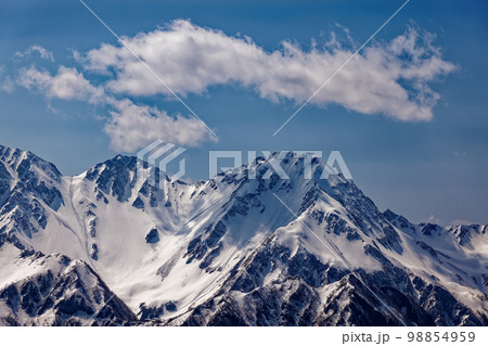 北アルプス・蝶ヶ岳稜線から見る残雪の北穂高岳 98854959