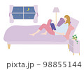 寝る前に読書する女性 98855144