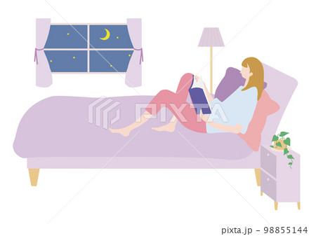 寝る前に読書する女性 98855144