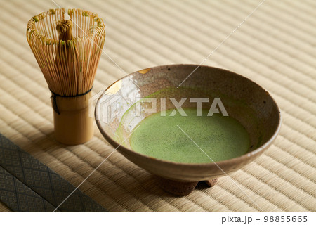 畳の上に置かれた抹茶 98855665