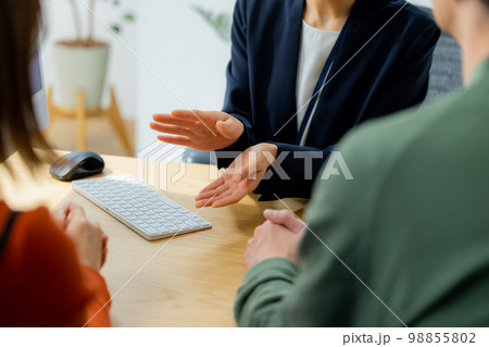 カップル　相談　プランニング　保険 98855802