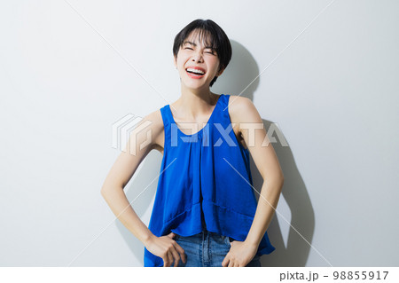 青いタンクトップの女性　 98855917