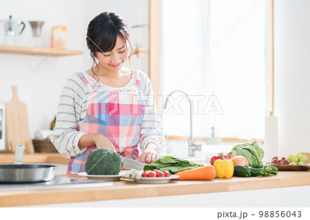 キッチンの主婦 98856043