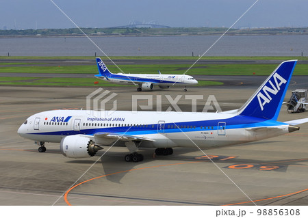 滑走路に向かう旅客機　ジェット機　空港　旅イメージ　出発イメージ 98856308