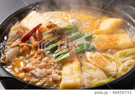 赤から鍋　(具：豚バラ肉　ホルモン　油揚げ　白菜　ネギ　もやし) 98856731