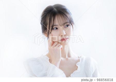 白背景の若い女性のポートレート　ビューティー 98856818