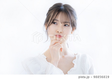 白背景の若い女性のポートレート　ビューティー 98856819