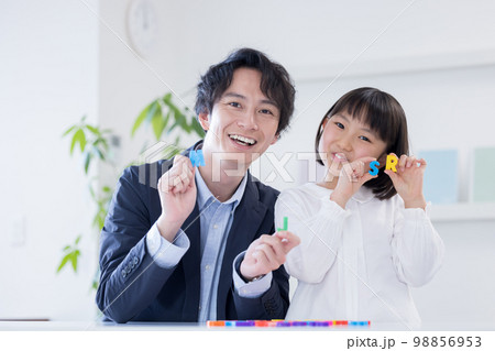 教育　塾で学習する女の子と男性講師 98856953