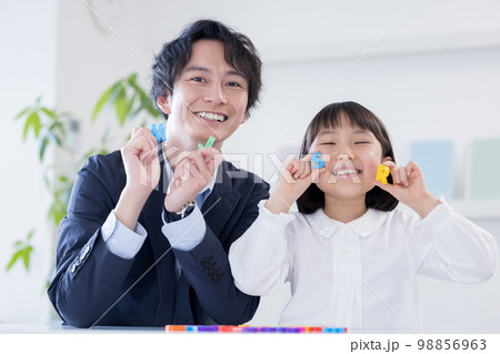 教育 塾で学習する女の子と男性講師 教育 塾で学習する女の子と男性講師 98856963