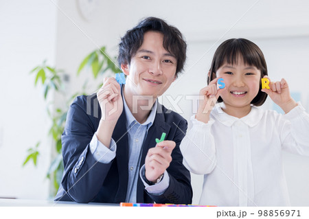教育 塾で学習する女の子と男性講師 教育 塾で学習する女の子と男性講師 98856971