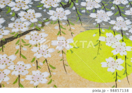 写真　春の風景のデザイン　川面に映る月と満開の桜 98857138