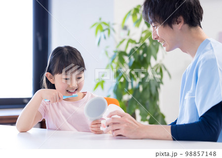 歯医者　歯磨き指導を受ける女の子 98857148