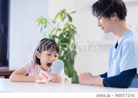 歯医者　歯磨き指導を受ける女の子 98857150