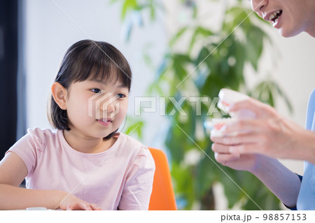 歯医者 歯磨き指導を受ける女の子 歯医者 歯磨き指導を受ける女の子 98857153