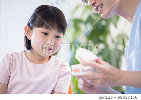 歯医者　歯磨き指導を受ける女の子 98857156