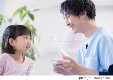歯医者　歯磨き指導を受ける女の子 98857160