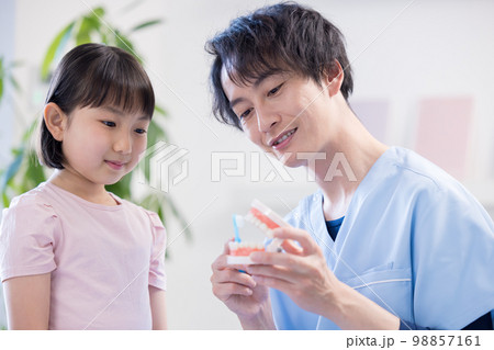 歯医者　歯磨き指導を受ける女の子 98857161