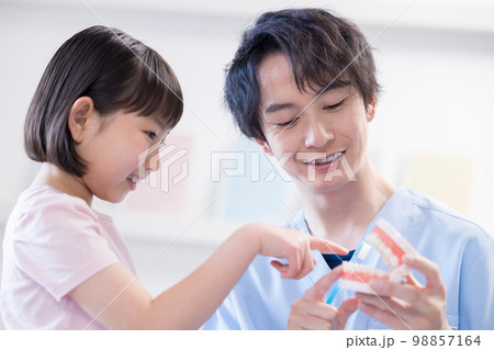 歯医者 歯磨き指導を受ける女の子 歯医者 歯磨き指導を受ける女の子 98857164