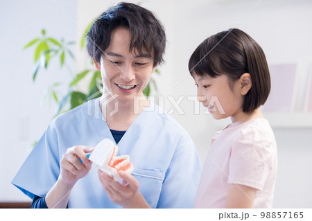 歯医者 歯磨き指導を受ける女の子 歯医者 歯磨き指導を受ける女の子 98857165