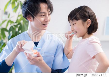 歯医者 歯磨き指導を受ける女の子 歯医者 歯磨き指導を受ける女の子 98857166