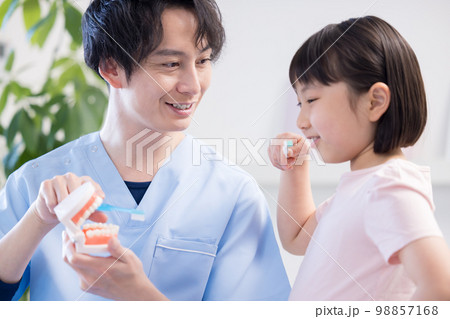 歯医者 歯磨き指導を受ける女の子 歯医者 歯磨き指導を受ける女の子 98857168