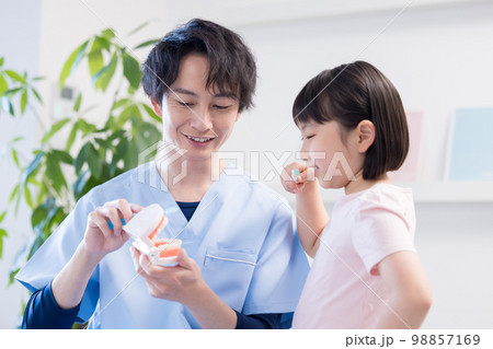歯医者　歯磨き指導を受ける女の子 98857169