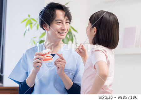歯医者　歯磨き指導を受ける女の子 98857186