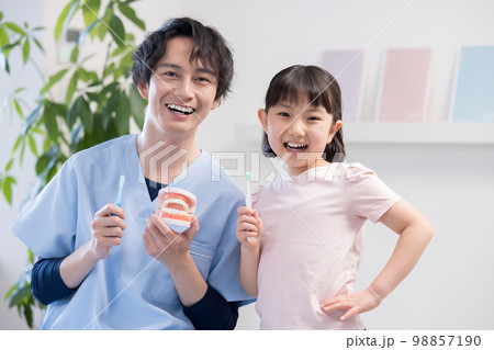 歯医者 歯磨き指導を受ける女の子 歯医者 歯磨き指導を受ける女の子 98857190