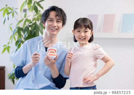 歯医者　歯磨き指導を受ける女の子 98857215