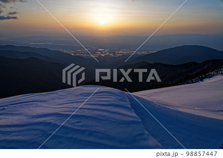 北アルプス・蝶ヶ岳から見る朝日と安曇野の眺め 98857447