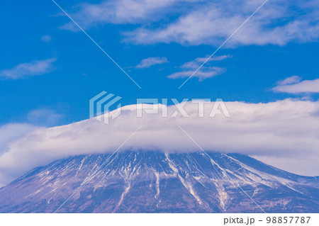笠雲の掛かった富士山 98857787