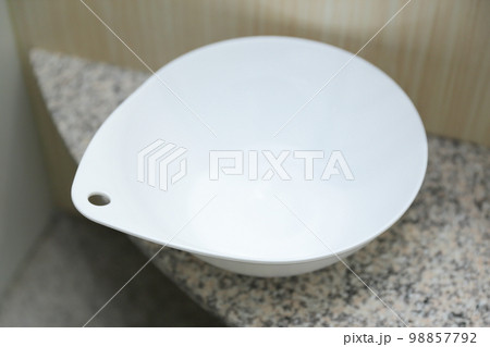 バスルームにある風呂桶 98857792