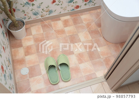 トイレに置かれたスリッパ 98857793