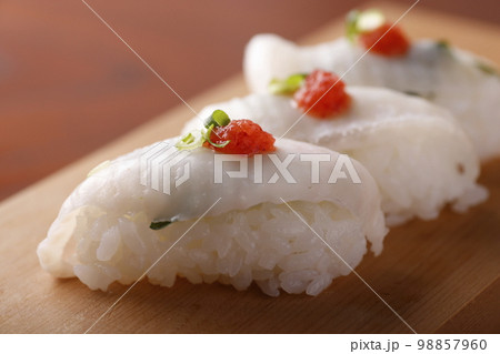 ヒラメのえんがわ寿司 98857960