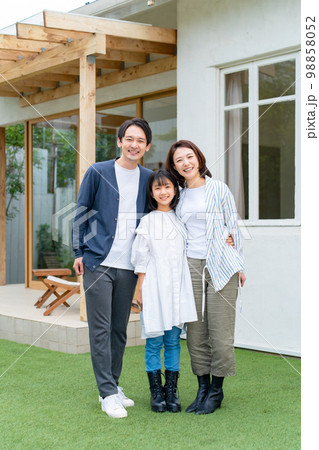 親子 ファミリー 芝生 笑顔 親子 ファミリー 芝生 笑顔 98858052