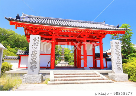【香川県】四国霊場「第84番札所」晴天の屋島寺（東大門） 98858277