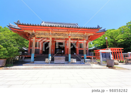 【香川県】四国霊場「第84番札所」屋島寺(屋島太三郎狸と本堂) 【香川県】四国霊場「第84番札所」屋島寺(屋島太三郎狸と本堂) 98858282